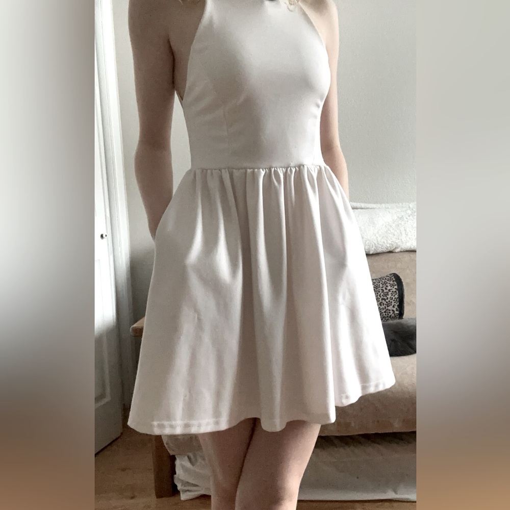 Fancying Backlace white dress with pockets